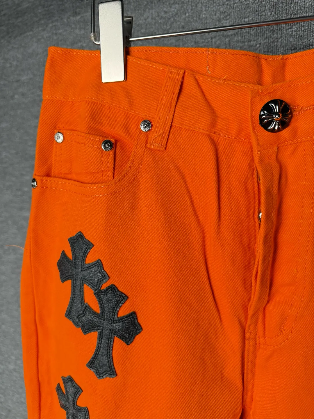 P250 💰 (Top version) ChromeHeart & Chrome Heart Same style as Yang and Su Extinct Virgil co-branded flare jeans Original hardware accessories washed and other elevators, QR code analysis are all purchased from the original factory, high degree of restoration, you are welcome to compare the products~ Three-dimensional version Loose and comfortable, not picky about the body shape Make you taller and slimmer Factory Seiko Original factory quality control Same style for men and women Can be matched with couples Versatile recommendation Necessary jeans for all seasons Hipsters have been disappointed From the quality selection of fabrics, the tailoring of details, and the matching of patterns, everything is impeccable! The upper body is so handsome when worn...it can be easily worn by men, women and children! The craftsmanship is made of heavy-duty washed pure cotton denim fabric. After washing, it is soft and thick and looks very stylish when worn. Size: 28-30-32-34 (corresponding to S-M-L-XL) Color: Orange